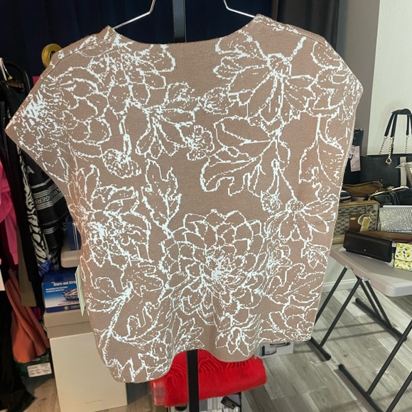 #108 - Cynthia Rowley New York Crewneck Floral Top. Brand New With Tag. - Picture 12 of 12